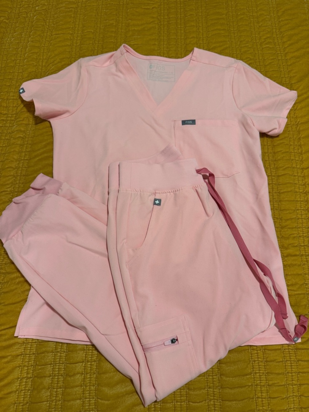 Figs Light Pink V-Neck Scrub Top and Jogger Set XS TOP / XSP JOGGERS